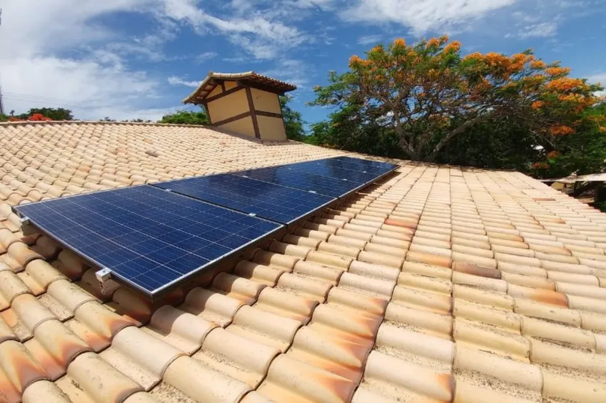 Instalação de painéis solares em telhado residencial